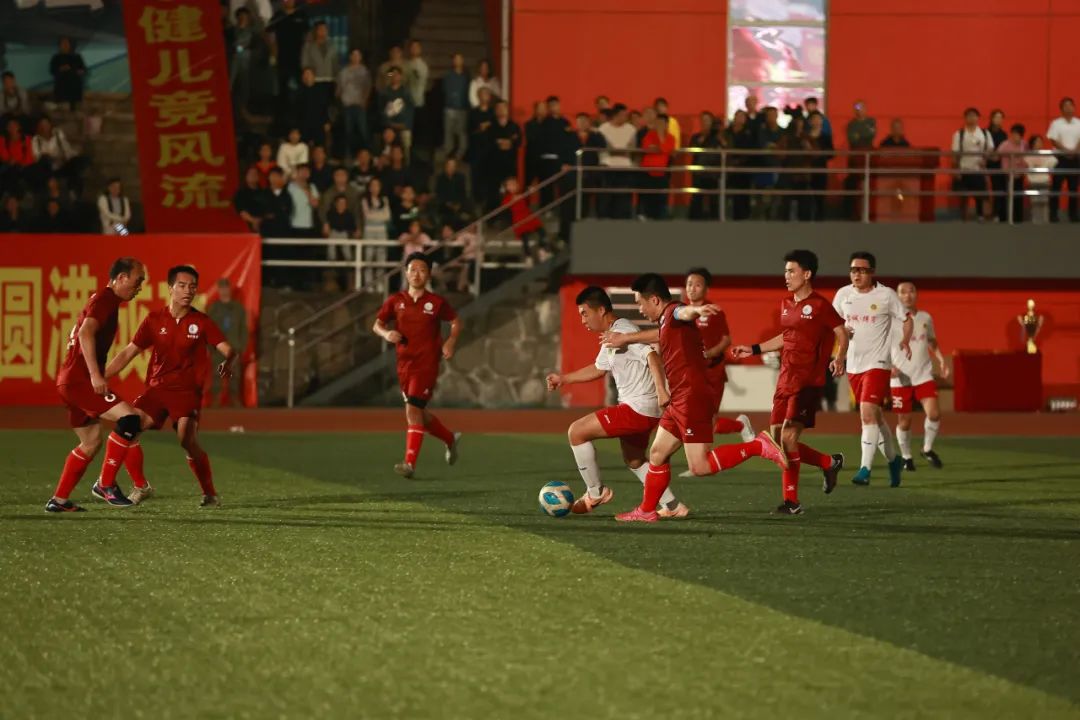 足球赛场一幕幕感人瞬间，球员们拼尽全力为胜利奋斗的简单介绍