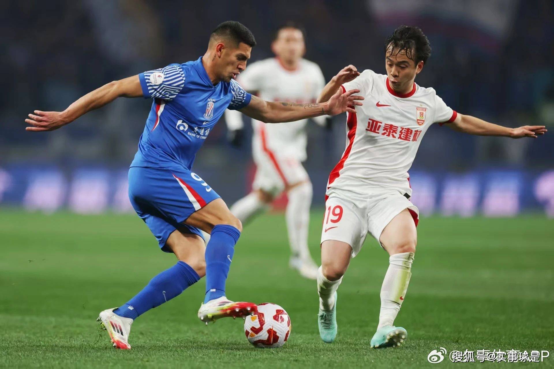 包含广州富力客场逆转胜上海申花，迎来开门红的词条