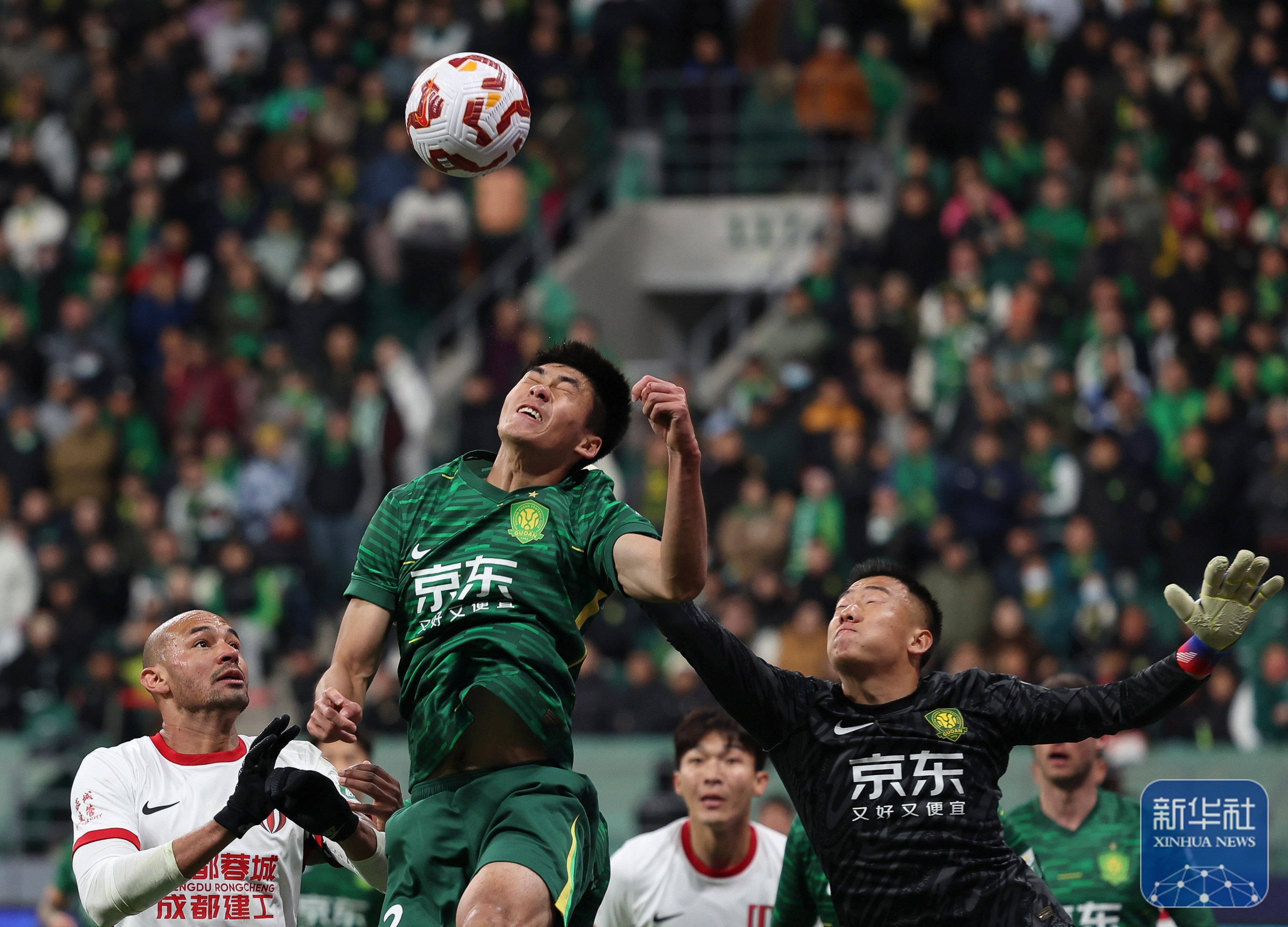 球员们在场上兢兢业业，努力为球队争取胜利的简单介绍