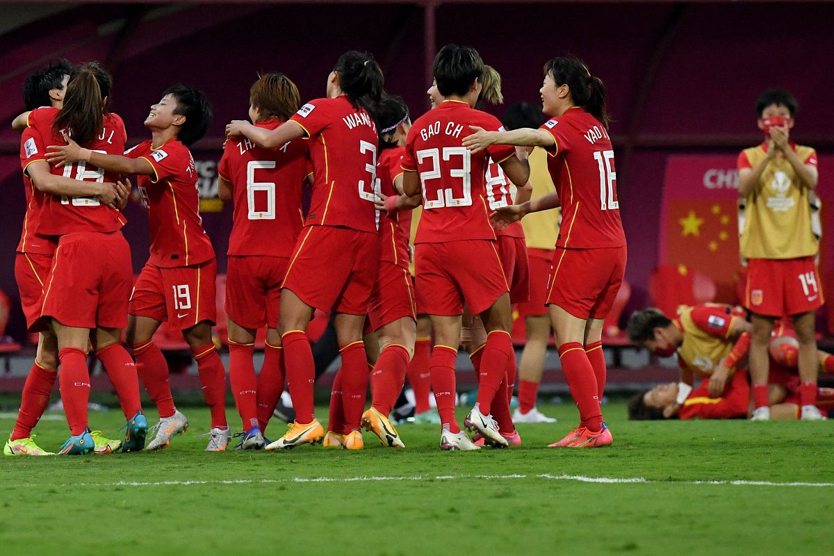 球员们在场上兢兢业业，努力为球队争取胜利的简单介绍