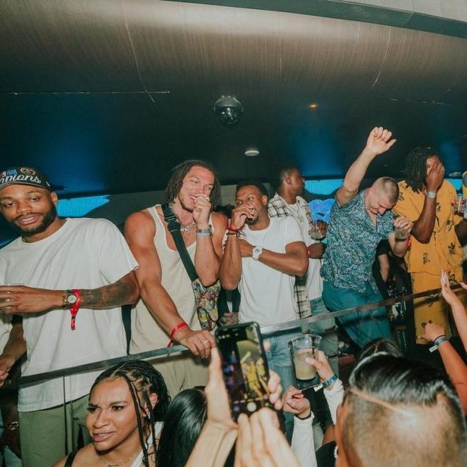 包含疯狂比赛夜,球迷载歌载舞庆祝胜利的词条 包含疯狂比赛夜,球迷载歌载舞庆祝胜利的词条