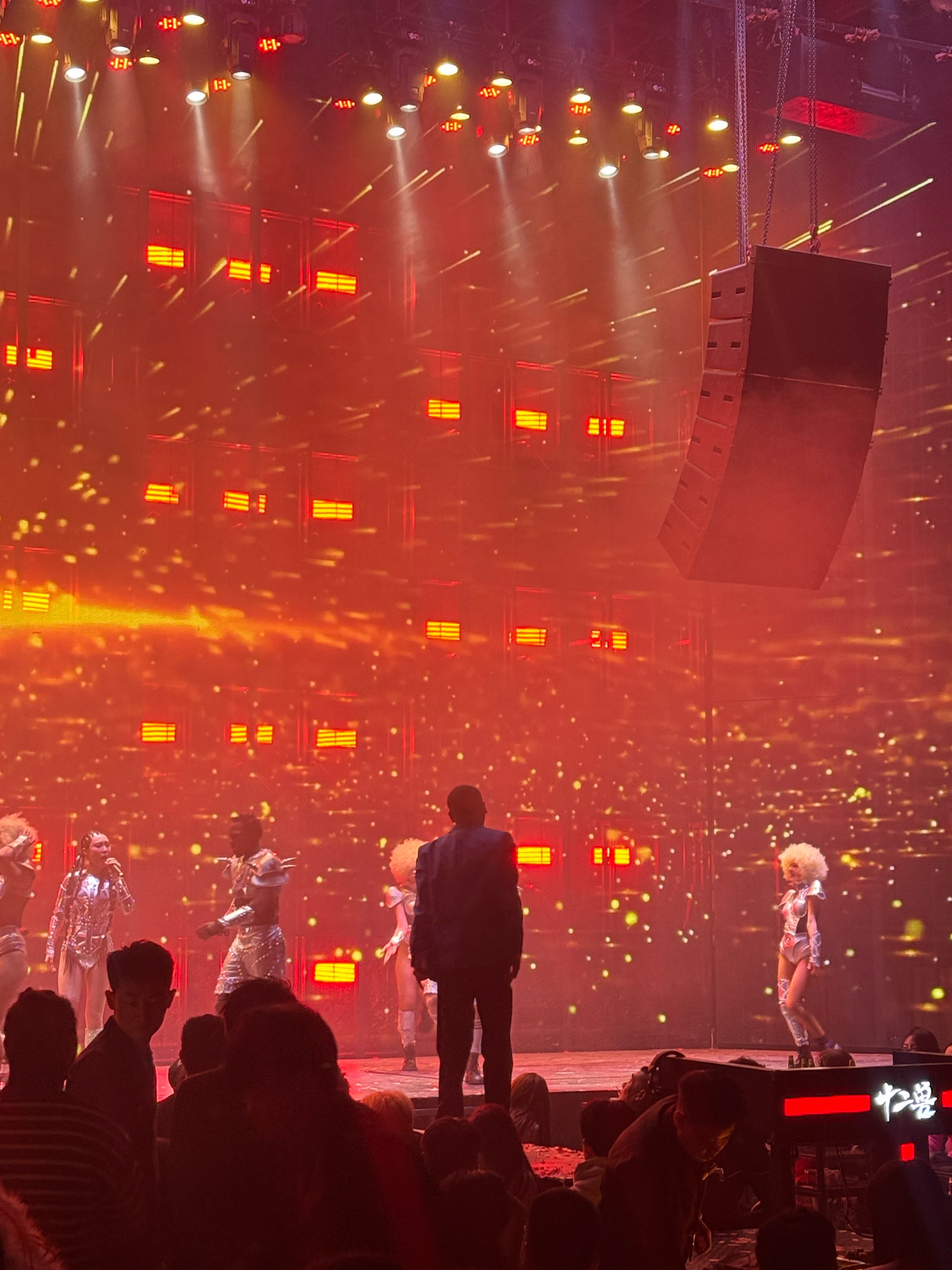 包含疯狂比赛夜,球迷载歌载舞庆祝胜利的词条 包含疯狂比赛夜,球迷载歌载舞庆祝胜利的词条